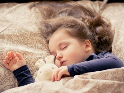 Comment-utiliser-un-humidificateur-diffuseur-huiles-essentielles-pour-aider-bebe-a-dormir-mieux